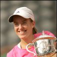 La sportive Justine Hénin, vainqueur de la finale dames des internationaux de France de tennis de Roland Garros, le 9 juin 2007.