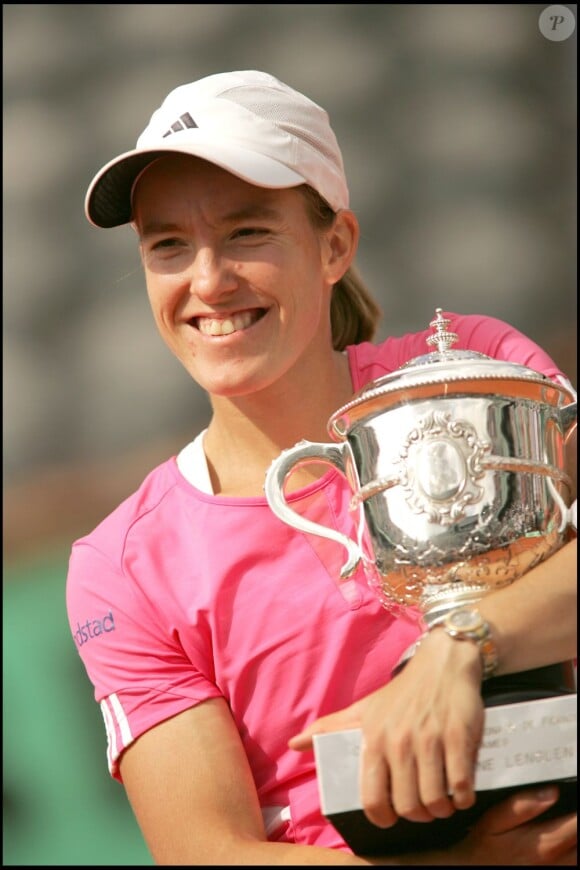 La sportive Justine Hénin, vainqueur de la finale dames des internationaux de France de tennis de Roland Garros, le 9 juin 2007.