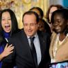 François Hollande pose avec quelques admiratrices lors du Forum mondial des femmes francophones à l'Elysée le 20 mars 2013.