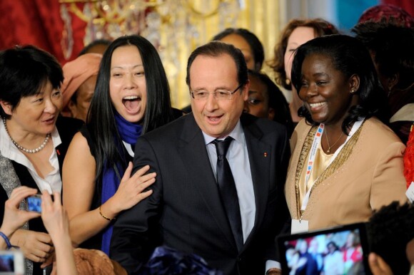François Hollande pose avec quelques admiratrices lors du Forum mondial des femmes francophones à l'Elysée le 20 mars 2013.