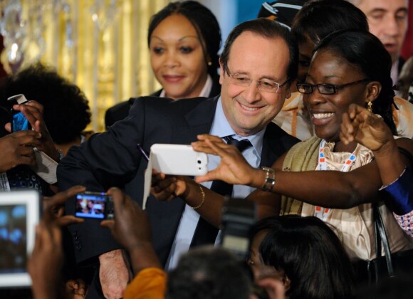 François Hollande avec quelques admiratrices lors du Forum mondial des femmes francophones à l'Elysée le 20 mars 2013.