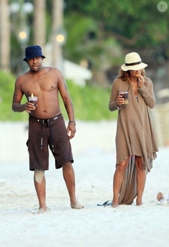 Exclu - Bobby Brown et sa femme Alicia Etheridge à Hawaï, le 20 juin 2012.