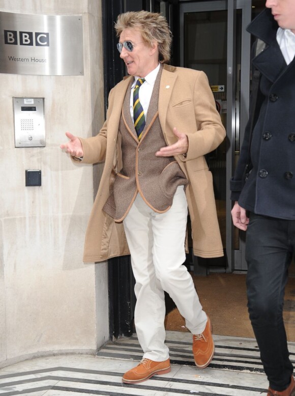 Rod Stewart quitte les studios de BBC Radio 2 à Londres, le 21 mars 2013.