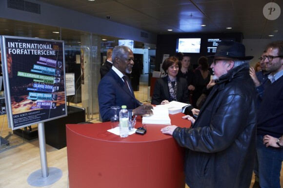 Kofi Annan en dédicaces. Mary et Frederik de Danemark prenaient part à la présentation à Copenhague des mémoires de Kofi Annan, Interventions: A Life in War and Piece, le 19 mars 2013 au Diamant Noir (Bibliothèque royale).