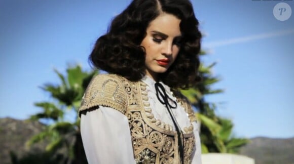 Lana Del Rey, en diva hispanique, lors du shooting pour L'Officiel Paris. Avril 2013.