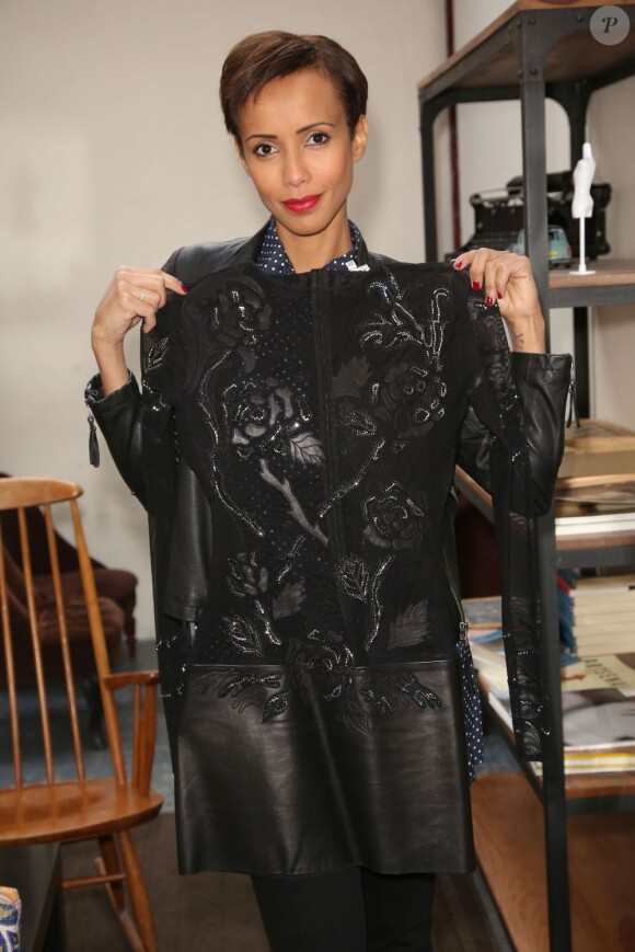 Sonia Rolland donne une robe Jitrois pour la vente aux enchères de 'vestiaire collective' dont les bénéfices ont été reversés au 26eme Téléthon, les 7 et 8 décembre 2012 - Paris