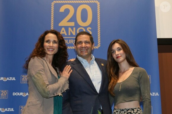 Andie MacDowell avec sa fille Rainey Qualley et l'homme d'affaires Mario Ferreira lors de la conférence de presse à Porto au Portugal le 22 mars 2013, pour l'inauguration des nouveaux bateaux de la compagnie DouroAzul.