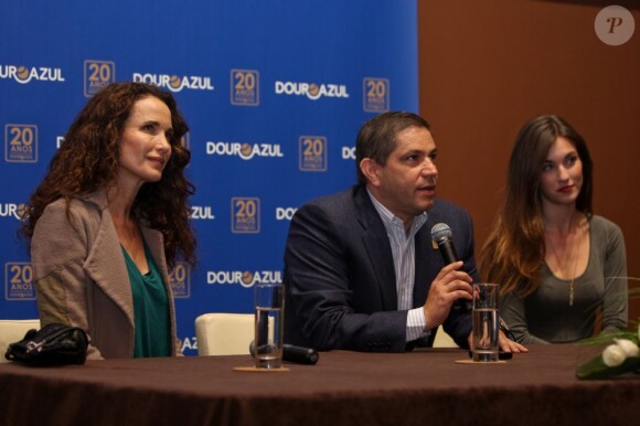 Andie MacDowell avec sa fille Rainey Qualley lors de la conférence de presse à Porto au Portugal le 22 mars 2013, pour l'inauguration des nouveaux bateaux de la compagnie DouroAzul.