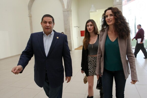 Mario Ferreira, Andie MacDowell avec sa fille Rainey Qualley lors de la conférence de presse à Porto au Portugal le 22 mars 2013, pour l'inauguration des nouveaux bateaux de la compagnie DouroAzul.