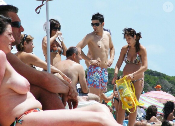 David Villa à Ibiza en famille en juillet 2008. Le 28 janvier 2013, le footballeur espagnol, déjà père de deux fillettes, a eu avec sa femme Patricia un garçon, Luca.