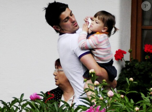 David Villa en famille en juin 2008. Le 28 janvier 2013, le footballeur espagnol, déjà père de deux fillettes, a eu avec sa femme Patricia un garçon, Luca.