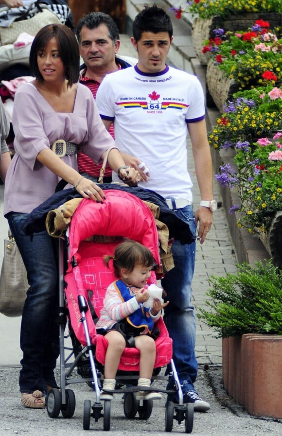 David Villa en famille en Autriche en juin 2008. Le 28 janvier 2013, le footballeur espagnol, déjà père de deux fillettes, a eu avec sa femme Patricia un garçon, Luca.