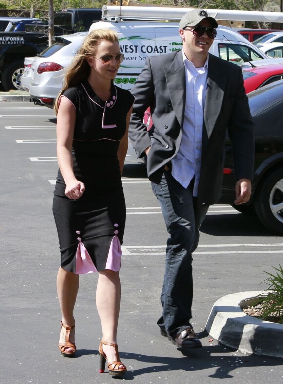 Britney Spears et son nouveau petit-ami David Lucado, le vendredi 22 mars 2013, se rendant au centre commercial de Thousand Oaks.