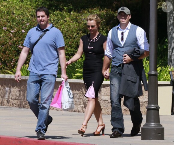 Britney Spears et son nouveau petit-ami David Lucado, le vendredi 22 mars 2013, se rendant au centre commercial de Thousand Oaks.