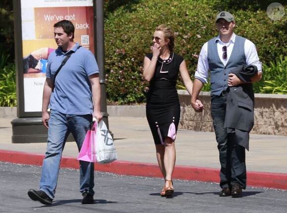 Britney Spears et son nouveau petit-ami David Lucado, le vendredi 22 mars 2013, se rendant au centre commercial de Thousand Oaks.