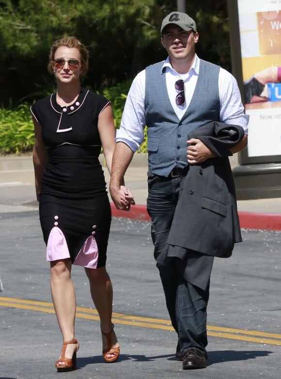 Britney Spears et son nouveau petit-ami David Lucado, le vendredi 22 mars 2013, se rendant au centre commercial de Thousand Oaks.