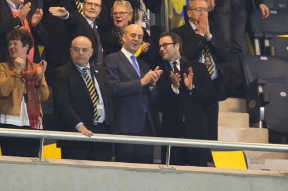 Le prince Daniel et le prince Carl Philip de Suède assistaient le 22 mars 2013 à la Friends Arena à la rencontre Suède-Irlande (0-0), en compagnie du Premier ministre Fredrik Reinfeldt.