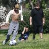 Maddox et Pax, les enfants de Brad Pitt et Angelina Jolie, jouent au football avec des amis à Burbank, le 23 mars 2013.