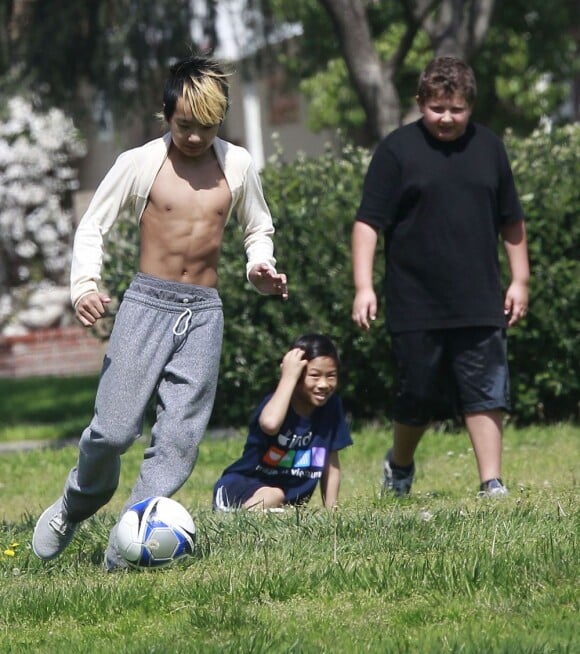 Maddox et Pax, les enfants de Brad Pitt et Angelina Jolie, jouent au football avec des amis à Burbank, le 23 mars 2013.