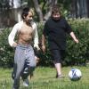 Maddox et Pax, les enfants de Brad Pitt et Angelina Jolie, jouent au football avec des amis à Burbank, le 23 mars 2013.