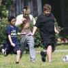 Maddox et Pax, les enfants de Brad Pitt et Angelina Jolie, jouent au football avec des amis à Burbank, le 23 mars 2013.