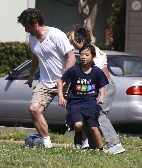 Maddox et Pax, les enfants de Brad Pitt et Angelina Jolie, s'éclatent au football avec des amis à Burbank, le 23 mars 2013.