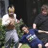 Le jeune Maddox et Pax, les enfants de Brad Pitt et Angelina Jolie, jouent au football avec des amis à Burbank, le 23 mars 2013.