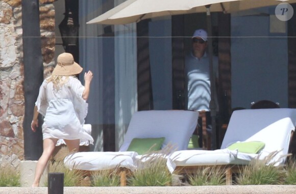 Reese Witherspoon fait un break en amoureux avec son mari Jim Toth au Mexique, le 23 mars 2013 à Cabo San Lucas, pour son 37e anniversaire.