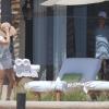 Reese Witherspoon fait un break en amoureux avec son mari Jim Toth au Mexique, le 23 mars 2013 à Cabo San Lucas, pour son 37e anniversaire.