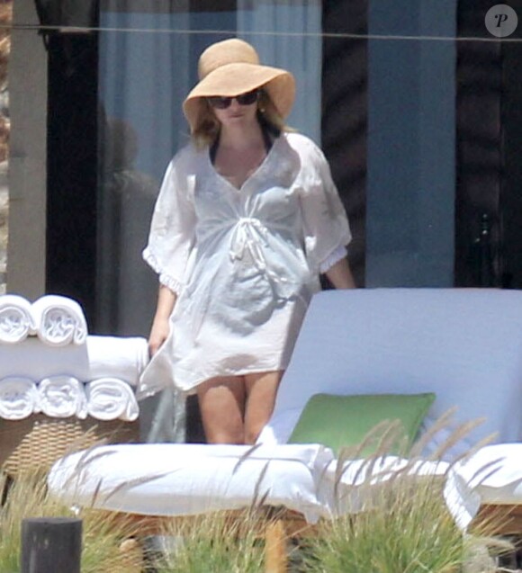 Reese Witherspoon, en tenue légère, fait un break en amoureux avec son mari Jim Toth au Mexique, le 23 mars 2013 à Cabo San Lucas, pour son 37e anniversaire.
