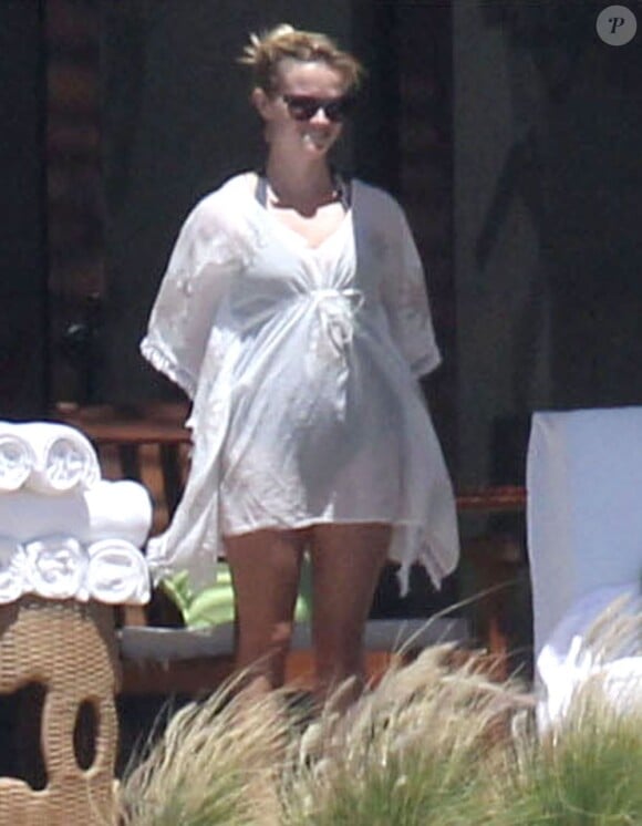 Reese Witherspoon, qui affiche encore des formes plantureuses, fait un break en amoureux avec son mari Jim Toth au Mexique, le 23 mars 2013 à Cabo San Lucas, pour son 37e anniversaire.