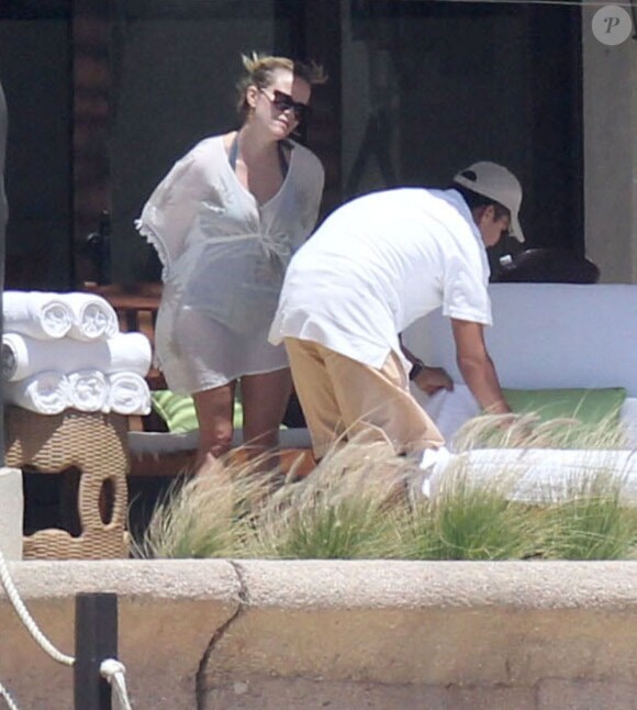 Reese Witherspoon fait un break en amoureux avec son mari Jim Toth au Mexique, le 23 mars 2013 à Cabo San Lucas, pour son 37e anniversaire.