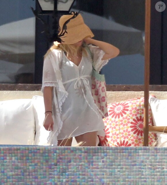 Reese Witherspoon fait un break en amoureux avec son mari Jim Toth au Mexique, le 23 mars 2013 à Cabo San Lucas, pour son 37e anniversaire.