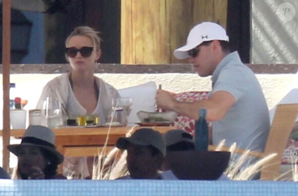 Reese Witherspoon fait un break en amoureux avec son mari Jim Toth au Mexique, le 23 mars 2013 à Cabo San Lucas, pour son 37e anniversaire.