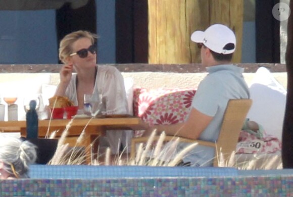 Reese Witherspoon déjeune en amoureux avec son mari Jim Toth au Mexique, le 23 mars 2013 à Cabo San Lucas, au lendemain de son 37e anniversaire.