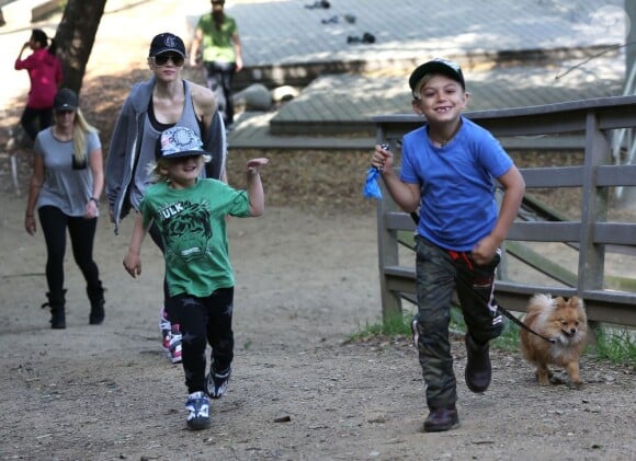 Zuma et Kingston, 4 et 6 ans, en pleine randonnée avec leur mère Gwen Stefani. Los Angeles, le 23 mars 2013.