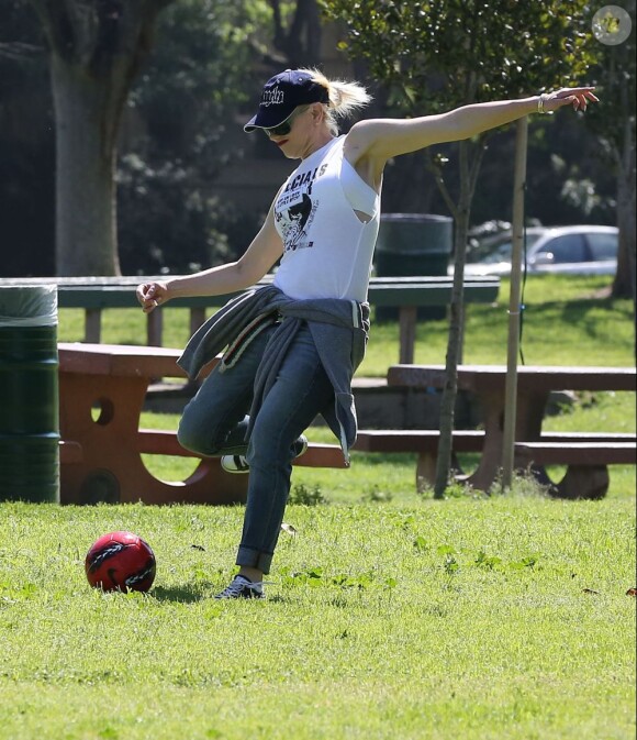 Gwen Stefani joue au foot au cours d'un après-midi dans un parc à Sherman Oaks avec son mari Gavin Rossdale et leurs enfants Kingston et Zuma. Le 24 mars 2013.