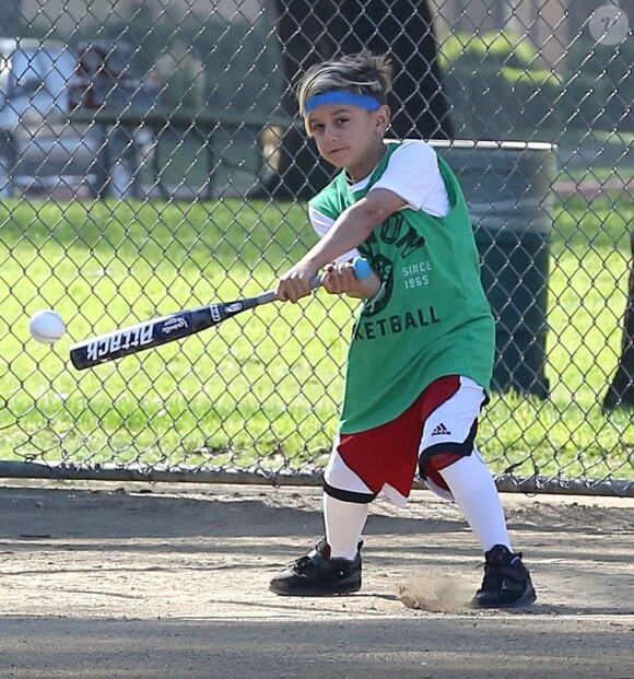 Kingston (6 ans) joue de la batte dans un parc de Sherman Oaks. Los Angeles, le 24 mars 2013.