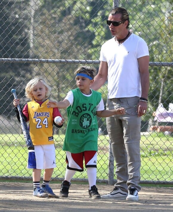 Gavin Rossdale et ses deux fils Kingston et Zuma dans un parc à Sherman Oaks. Los Angeles, le 24 mars 2013.