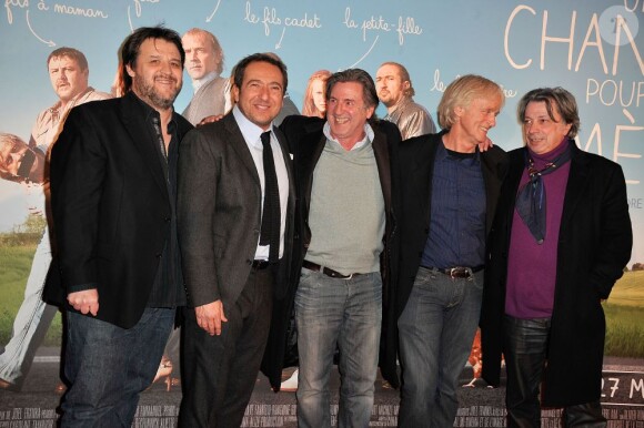 Guy Lecluyse, Patrick Timsit, Daniel Auteuil, Dave et Hervé Villard lors de l'avant-première du film Une chanson pour ma mère à Paris le 25 mars 2013