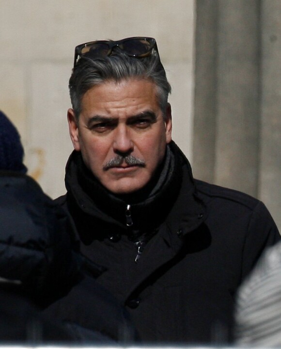 George Clooney moustachu pour le tournage de The Monuments Men à Berlin, le 25 mars 2013.