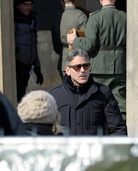 George Clooney avec sa moustache pour le tournage de The Monuments Men à Berlin, le 25 mars 2013.