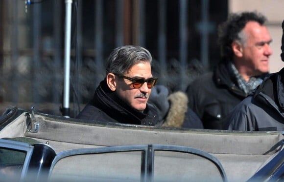 George Clooney moustachu pour les besoins du tournage de The Monuments Men à Berlin, le 25 mars 2013.