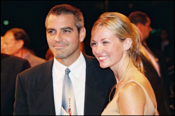 George Clooney joue la coupe courte au côté de l'ex-serveuse, Céline Balitrain, à Deauville en 1998.