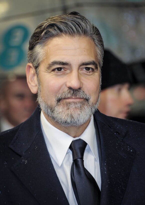 George Clooney bien barbu pour les BAFTA 2013 à Londres.