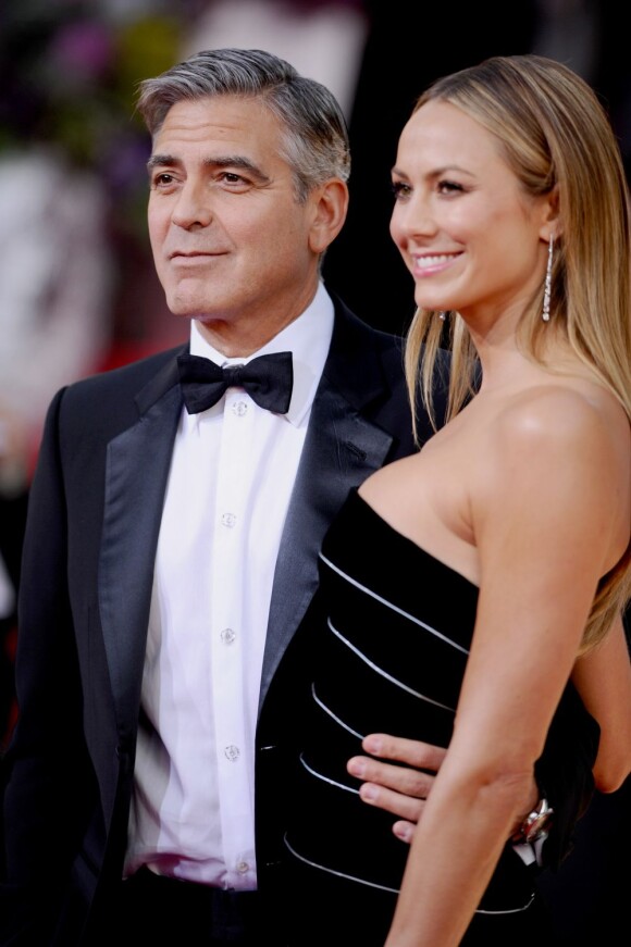 George Clooney et Stacy Keibler pendant les Golden Globes 2013.