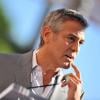 George Clooney honore John Wells au Hollywood Walk of Fame de Los Angeles, le janvier 2012.
