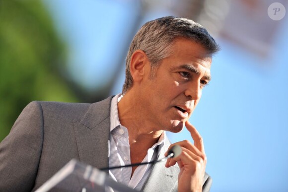 George Clooney honore John Wells au Hollywood Walk of Fame de Los Angeles, le janvier 2012.