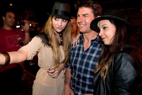 Tom Cruise entouré de fans à son arrivée à Buenos Aires, pour assurer la promotion d'Oblivion, le 25 mars 2013.