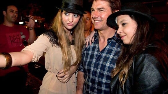 Tom Cruise, entouré de fans pendant que sa fille Suri joue les princesses Disney